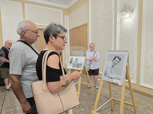Ловеч - фотоизложба - „Лица на изкуството на ХХ век“