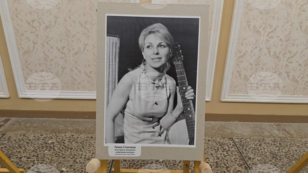 Ловеч - фотоизложба - „Лица на изкуството на ХХ век“