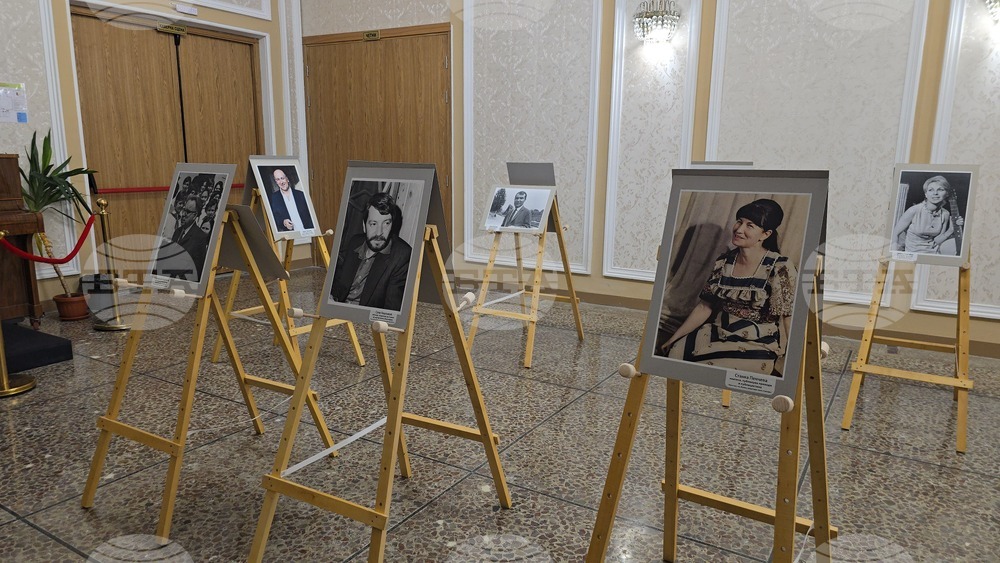 Ловеч - фотоизложба - „Лица на изкуството на ХХ век“