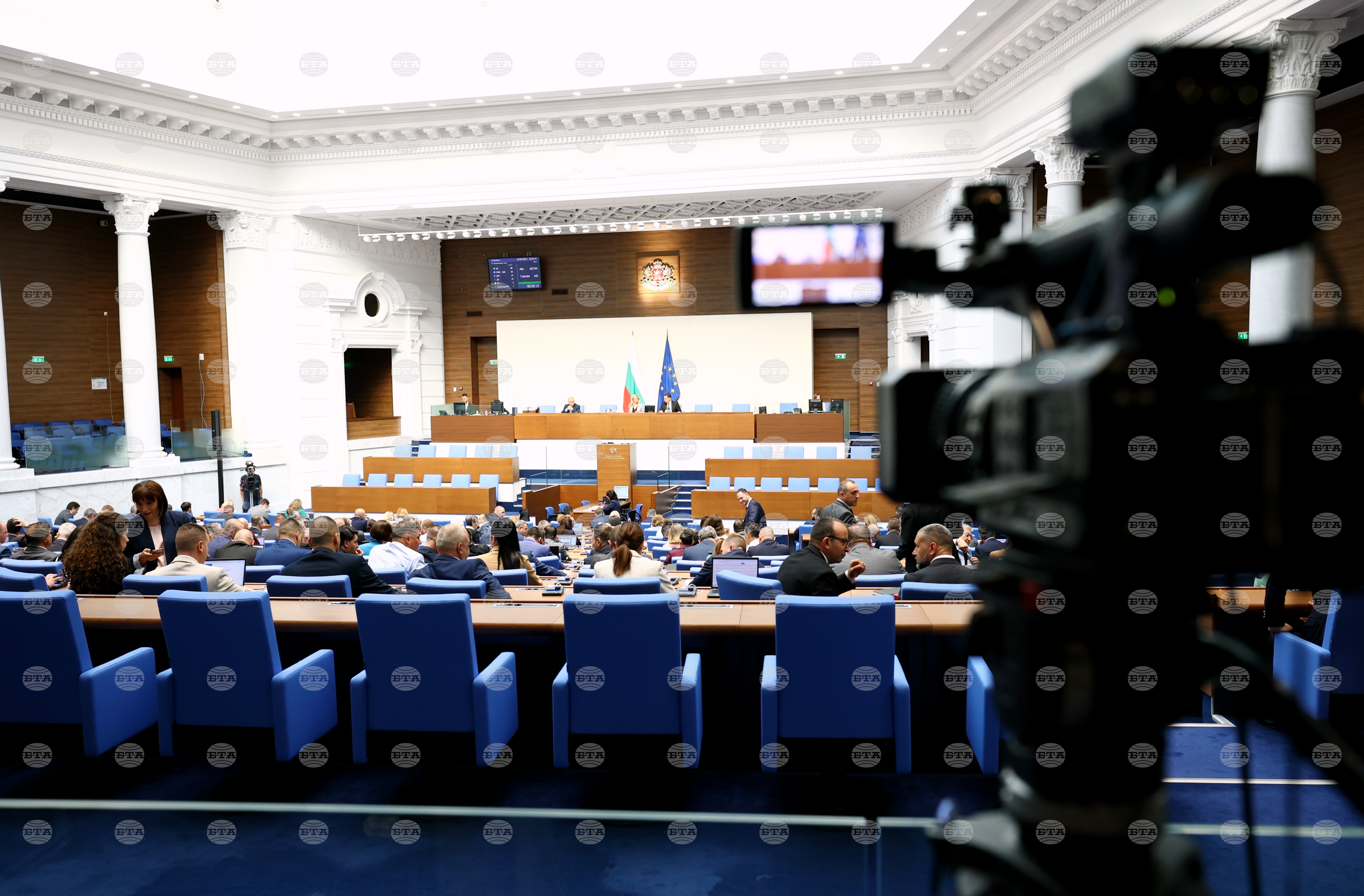Общо 13 народни представители са отсъствали неоправдано от пленарни заседания през юни
