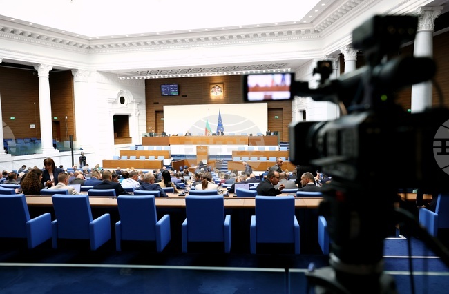 Общо 13 народни представители са отсъствали неоправдано от пленарни заседания през юни