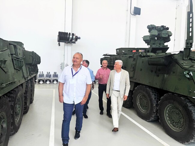 Министърът на отбраната Димитър Стоянов провери напредъка по сглобяването на бойните машини „Страйкър“ в „ТЕРЕМ – Ивайло“ ЕООД