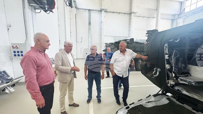 Министърът на отбраната Димитър Стоянов провери напредъка по сглобяването на бойните машини „Страйкър“ в завода „Терем" във Велико Търново