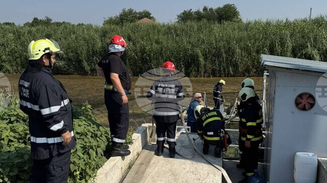 Пожарникари и доброволци в Свищов проведоха съвместно занятие по отводняване на сграда