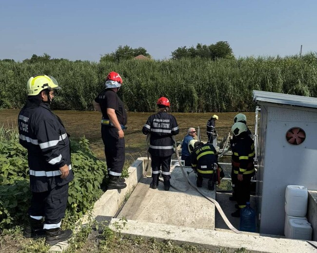 Пожарникари и доброволци в Свищов проведоха съвместно занятие по отводняване на сграда