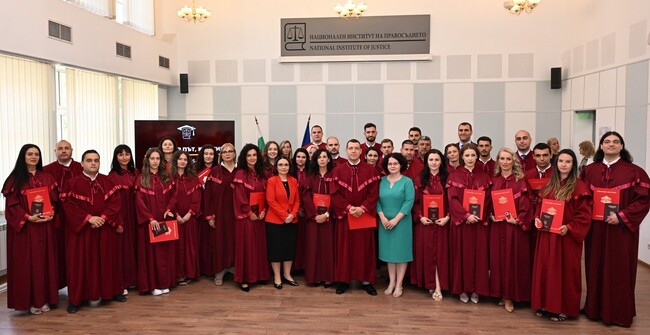 Прокуратура на Република България: Временно изпълняващият функциите главен прокурор Ваня Стефанова приветства възпитаниците на 20-ия юбилеен випуск на НИП