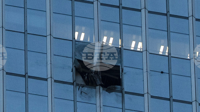 Пилотът на малкия самолет, който се разби вчера в сграда в Пекин, е загинал, а 13 души са ранени, съобщиха властите