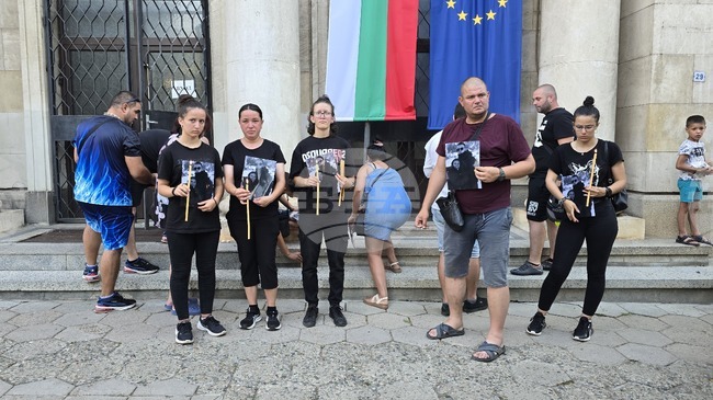 Близки на двамата загинали в катастрофа в Мездра младежи запалиха свещи пред Съдебната палата във Враца 