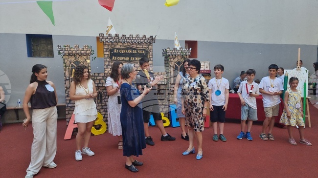 Франция - Париж - международен конкурс по четене на български език „Аз Буки Веди“ - статуетка за домакинство