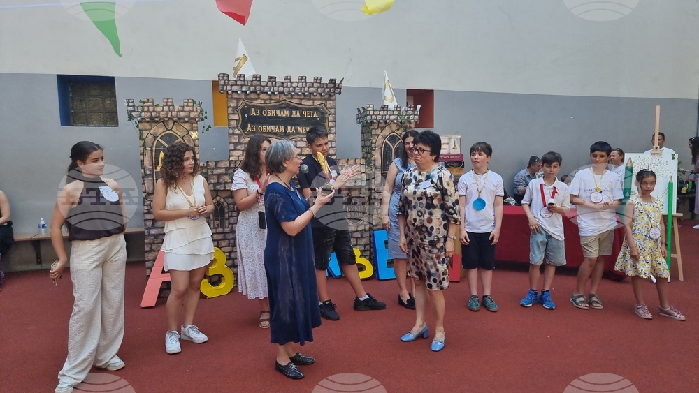 Франция - Париж - международен конкурс по четене на български език „Аз Буки Веди“ - статуетка за домакинство