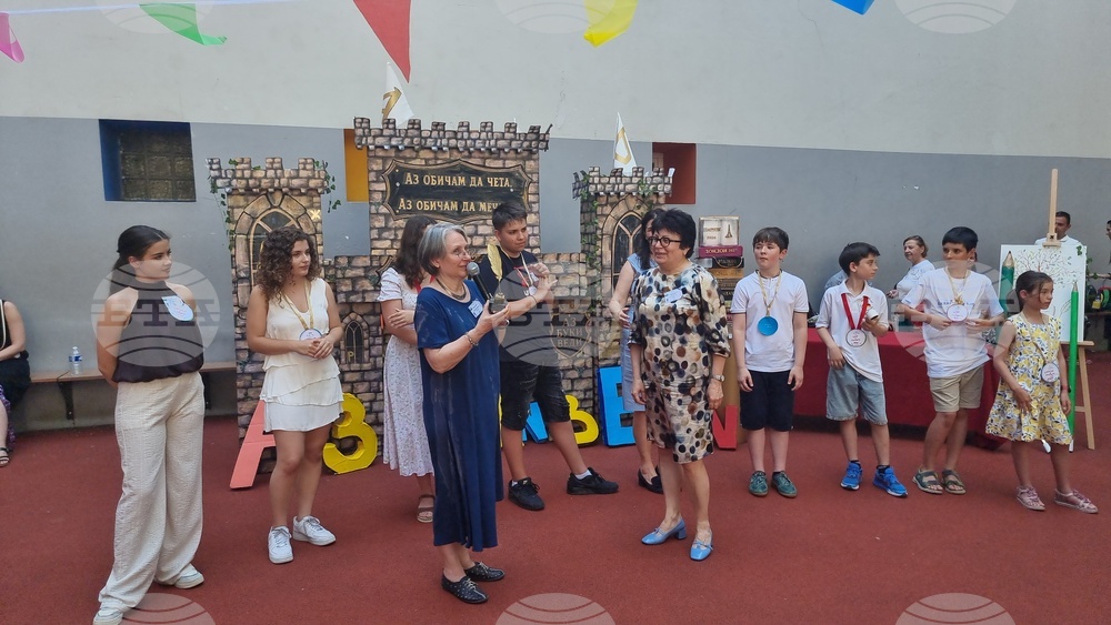 Франция - Париж - международен конкурс по четене на български език „Аз Буки Веди“ - статуетка за домакинство