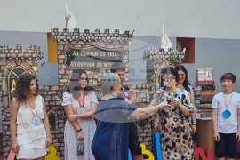 Франция - Париж - международен конкурс по четене на български език „Аз Буки Веди“ - статуетка за домакинство