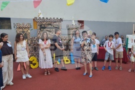 Франция - Париж - международен конкурс по четене на български език „Аз Буки Веди“ - статуетка за домакинство