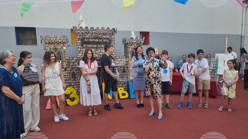 Франция - Париж - международен конкурс по четене на български език „Аз Буки Веди“ - статуетка за домакинство