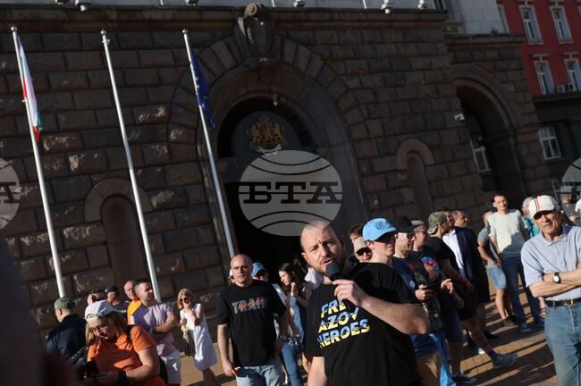 Протестиращи против правителството затвориха движението по булевардите „Дондуков“ и „Цар Освободител“ в София с викове „Оставка“