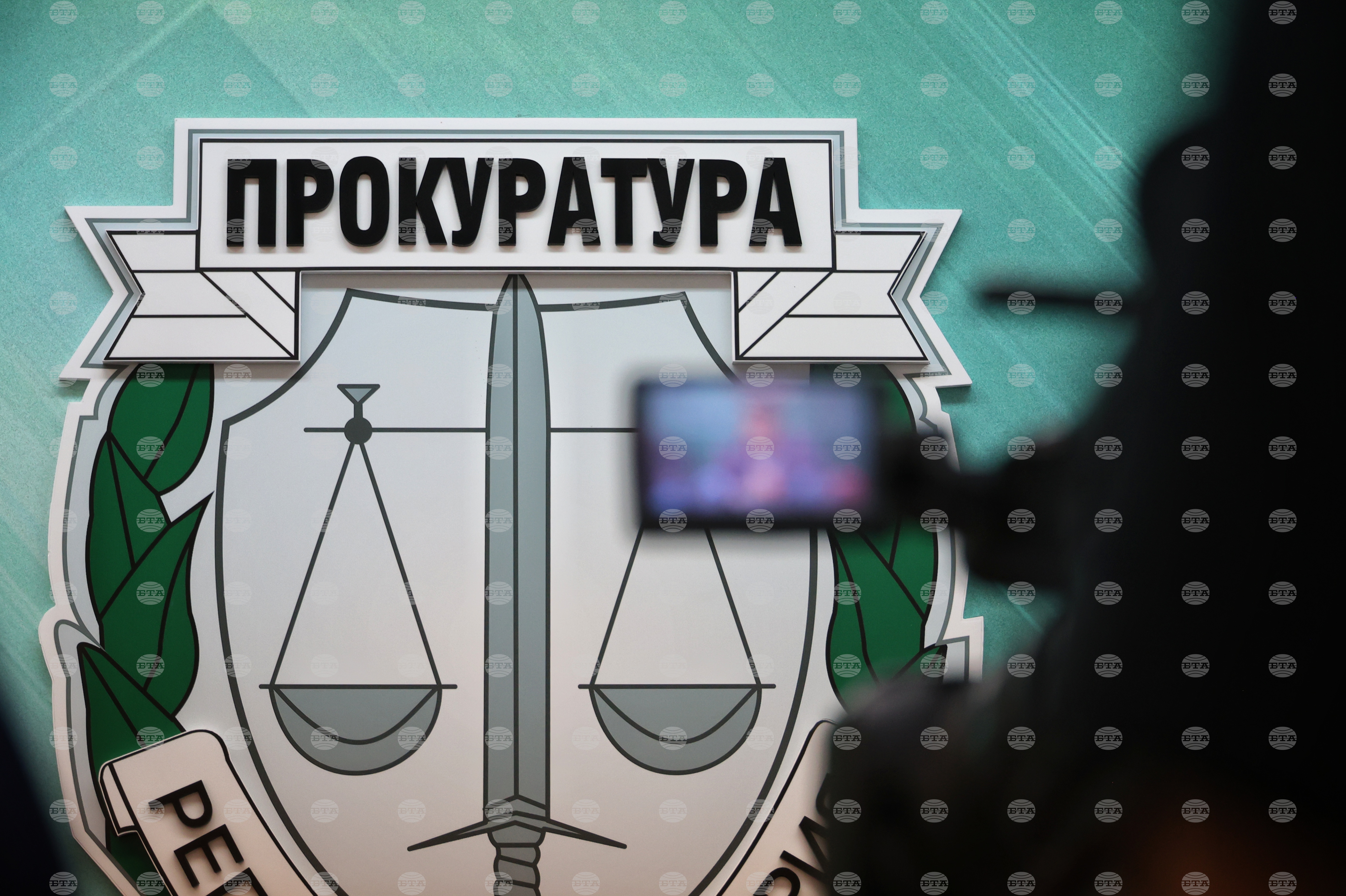 Двамата служители на НАП са задържани за срок до 72 часа с постановление на Окръжната прокуратура в Бургас