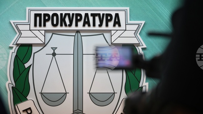 Двамата служители на НАП са задържани за срок до 72 часа с постановление на Окръжната прокуратура в Бургас