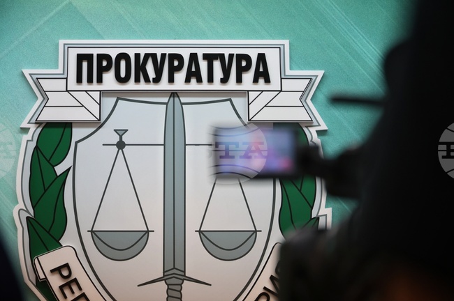 Двамата служители на НАП са задържани за срок до 72 часа с постановление на Окръжната прокуратура в Бургас