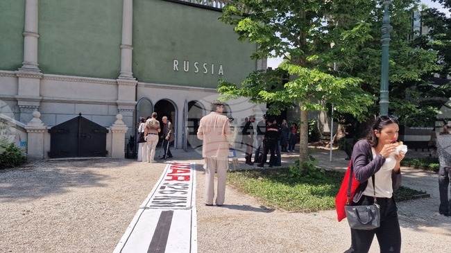 Русия се завърна на Венецианското биенале на изкуствата само за три дни, след това павилионът затвори за посетители