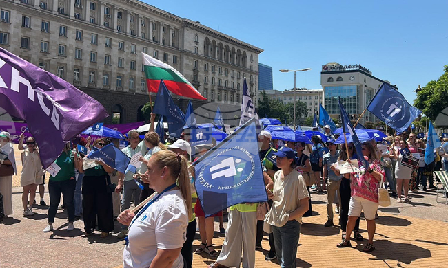 Приключи протестът на синдикатите пред Министерския съвет