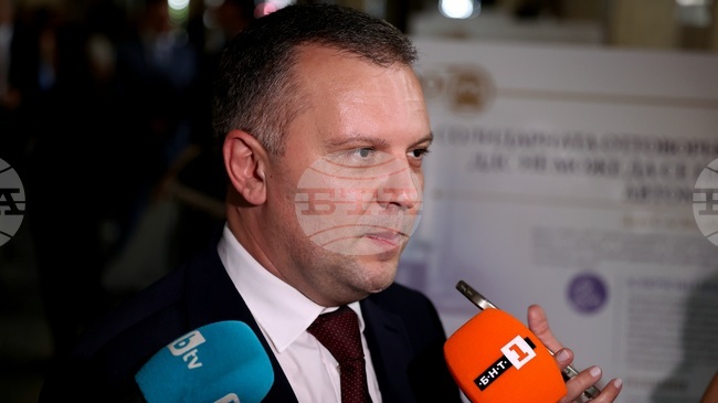 Днешното заседание на ВСС доказа, че този орган е изчерпан и час по-скоро трябва да бъде сменен, заяви министърът на правосъдието