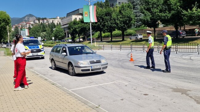 Доброволци от БЧК и полицаи в област Смолян участваха в съвместна кампания в Националния ден за безопасност на движение по пътищата