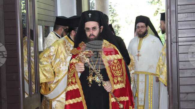 Сливенският митрополит Арсений възглави празничната света литургия за празника на храма „Св. св. Петър и Павел“ в Котел