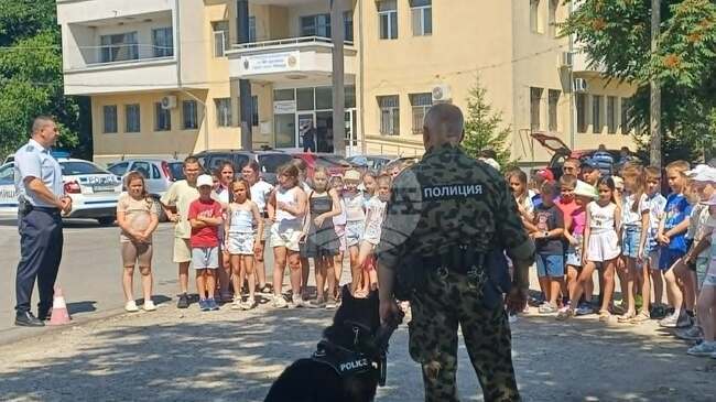 Възпитаници на образователен център „Усмивки“ в Търговище гостуваха в сектор „Пътна полиция“ 