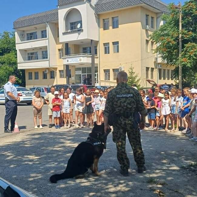 Възпитаници на образователен център „Усмивки“ в Търговище гостуваха в сектор „Пътна полиция“ 
