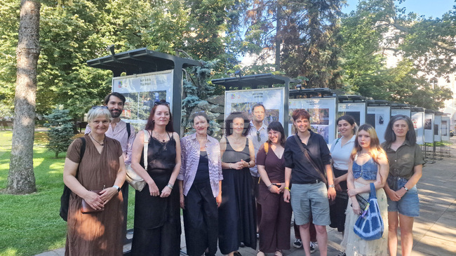Петима бакалаври и трима магистри от Националната художествена академия представиха изложба в градината „Кристал“ в София