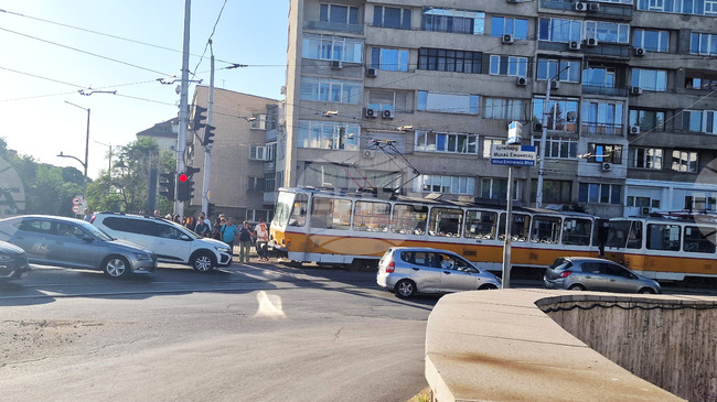 Трамвай по линия 20 аварира на кръстовището пред румънското посолство 