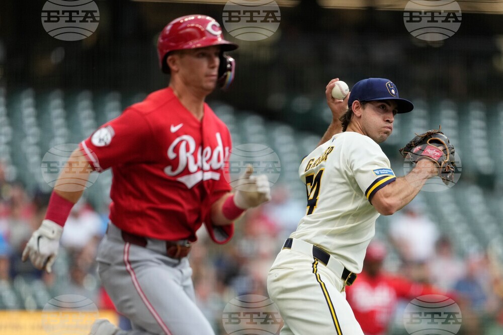 Reds Brewers Baseball