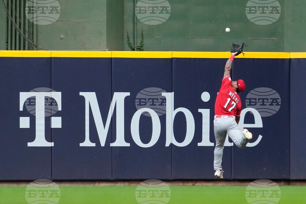Reds Brewers Baseball