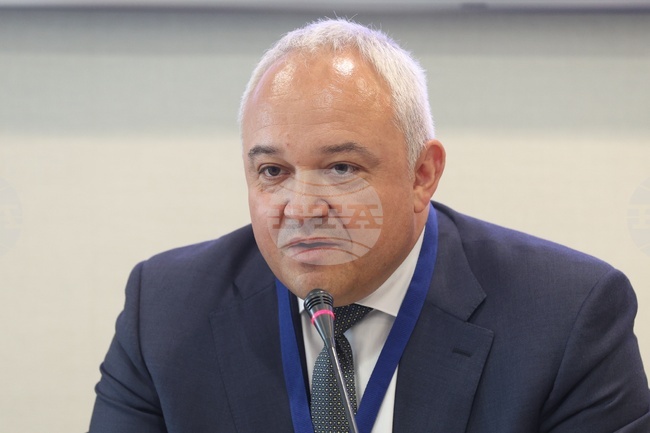 Има две дружества, които се занимават с доставката на мантинели, зад тях прозира фигурата на Бойко Борисов, каза вътрешният министър