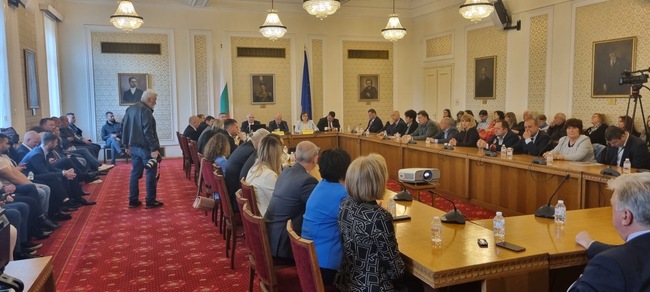 Нинова на кръглата маса за труда: Изкуственият интелект ще засегне стотици хиляди работещи, трябва да сме готови да ги защитим