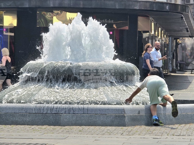 Заради опасно високите температури в Сърбия улиците на Белград останаха полупразни