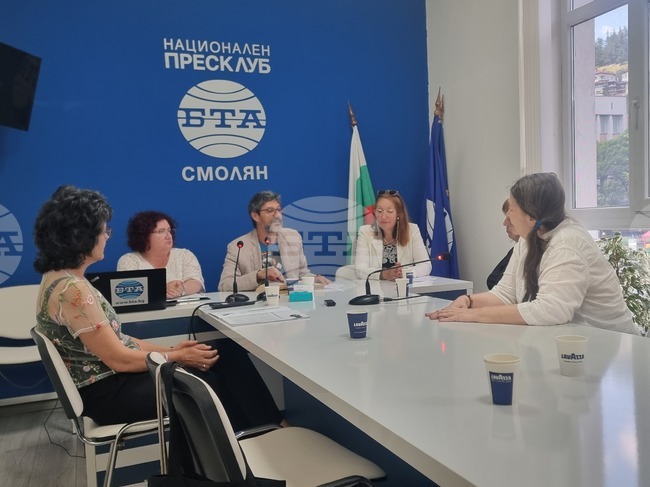 Пенчо Славейков е представен в училище с три произведения, които са недостатъчни да се разбере цялото му творчество, каза учителката Даниела Лалова на дискусия в Смолян