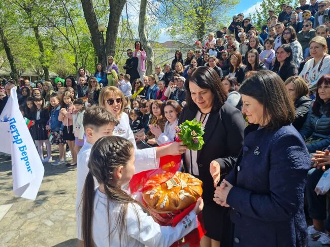 Община Момчилград: 95 години от създаването си отбеляза ОУ "Петър Берон" в Момчилград