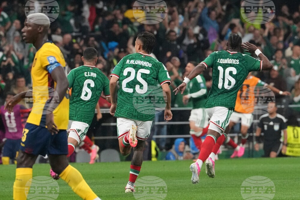 Ecuador Mexico WCup Soccer