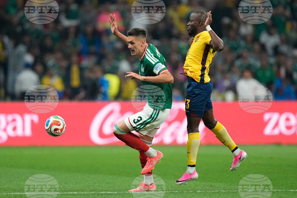 Ecuador Mexico WCup Soccer