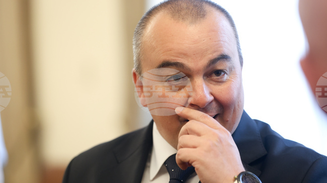 Забранява се косенето на земеделски площи през деня заради опасност от пожари, обяви министър Абровски