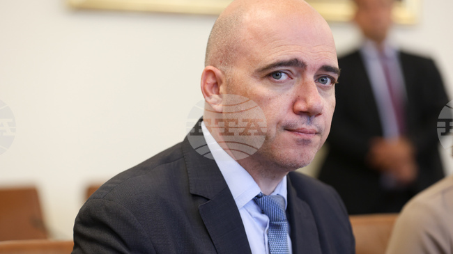 Cabinet Aims to Double Number of Foreign Tourists by End of Its Term in Office