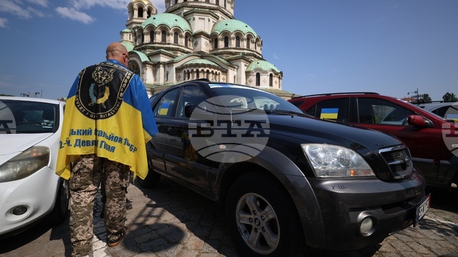 Доброволци осигуриха 17 джипа за украинската армия, които ще потеглят от София