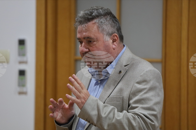 Трябва да се научим да работим в екипи с нашите съседи, каза проф. Тудор Присекару