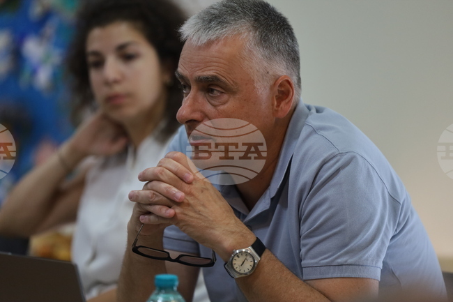 Deputy Head of National Polar Studies Centre Showcases Bulgarian Antarctic Base's International Research Conditions