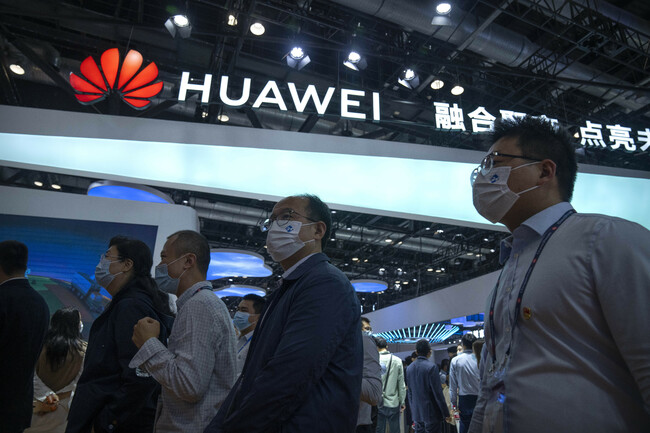 Изключването на оборудването на "Хуавей" при изграждане на 5G мрежите в ЕС ще ги оскъпи с десетки милиарди евро, смятат от компанията