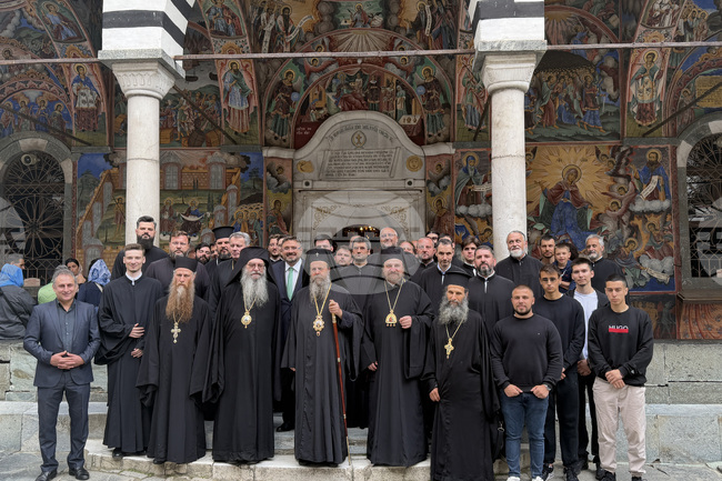  Неврокопският митрополит Серафим отслужи Божествена литургия за празника на пренасянето на мощите на св. Йоан Рилски от Търново в Рилския манастир