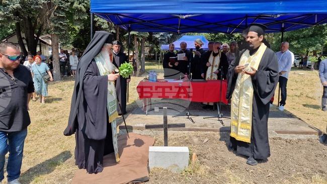 Положен бе основният камък на храм "Рождество Богородично" в квартал "Добруджа" в Шумен