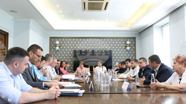Столичната община, синдикатите и транспортните дружества подписаха споразумения за увеличение на заплатите в обществения транспорт със задна дата