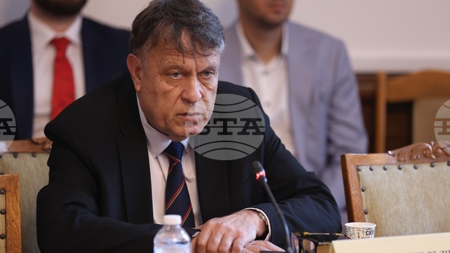 Ще защитаваме училищата в малките населени места с всички възможни средства, каза министър Георги Вълчев